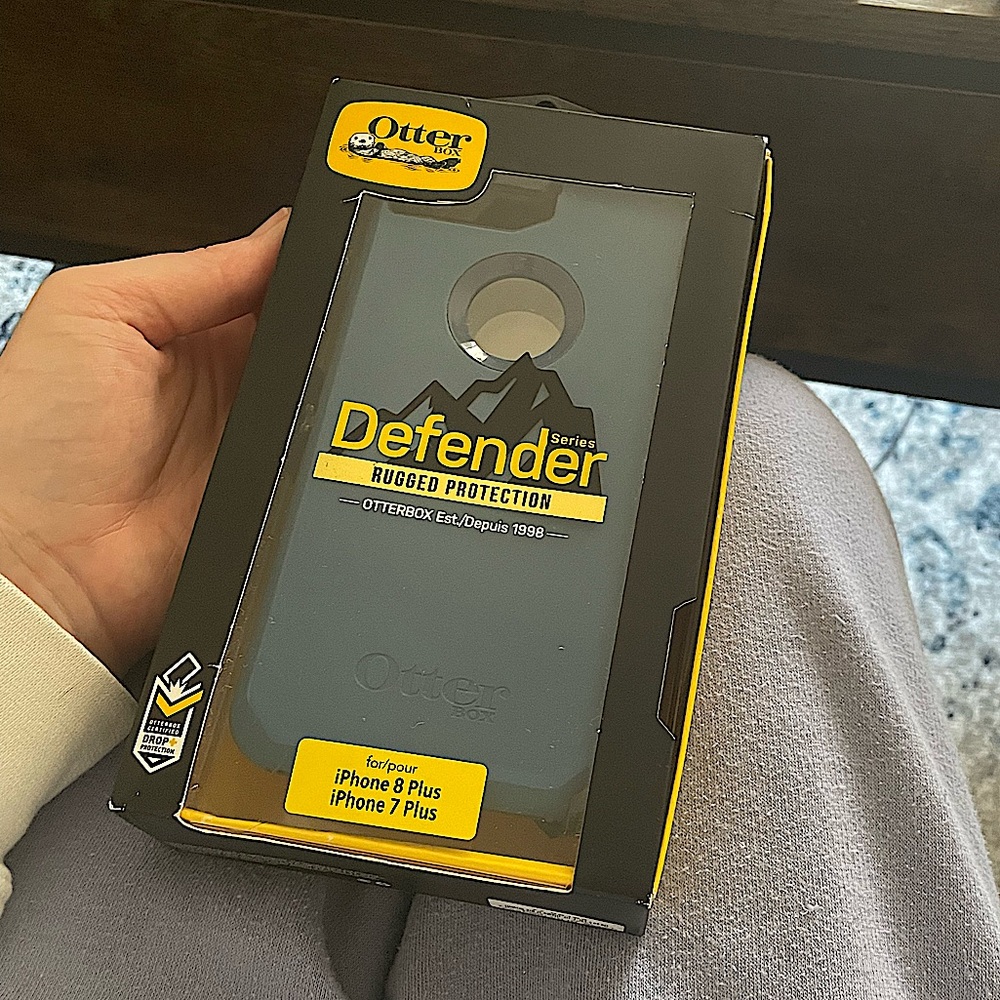 LIKE NEW: OtterBox iPhone 8 Plus/7 Plus Defender Rugged Series Case w/ Clip